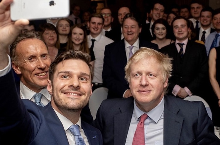 Twitter @BorisJohnson Бориса Джонсона викликають в суд через «неправдиві відомості» щодо Brexit