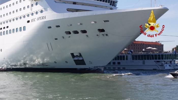 Гігантський лайнер у Венеції налетів на прогулянковий катер і причал