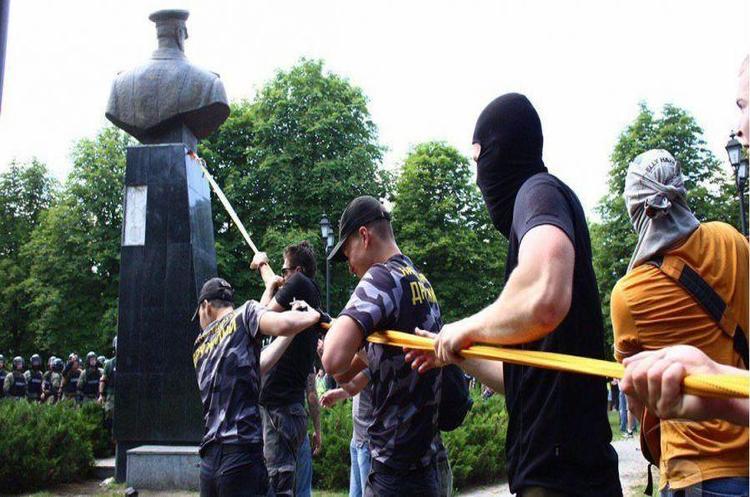 Протестувальники в Харкові знесли пам'ятник маршалу Жукову