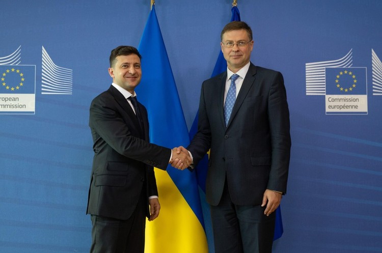 Володимир Зеленський, Валдіс Домбровскіс Зеленський в Брюсселі озвучив свою позицію щодо ПриватБанку та дефолту