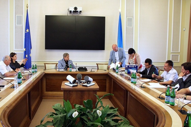 Міжвідомча комісія розкрила пропозиції на участь у конкурсі на розробку вуглеводневої ділянки «Дельфін» Міжвідомча комісія розкрила пропозиції на участь у конкурсі на розробку вуглеводневої ділянки «Дельфін»