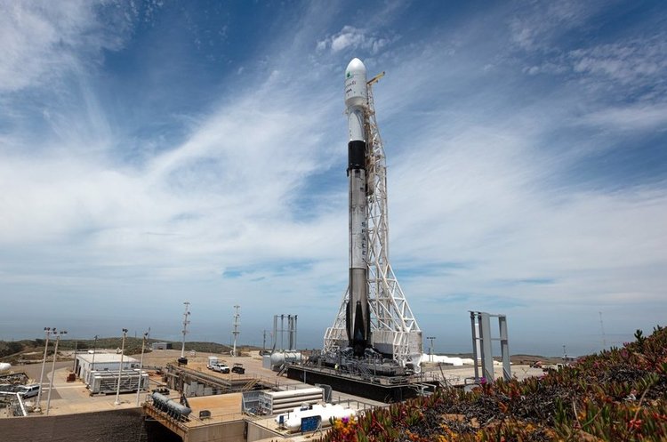фото SpaceX SpaceX успішно запустила свою Falcon 9 з найдорожчим вантажем в історії