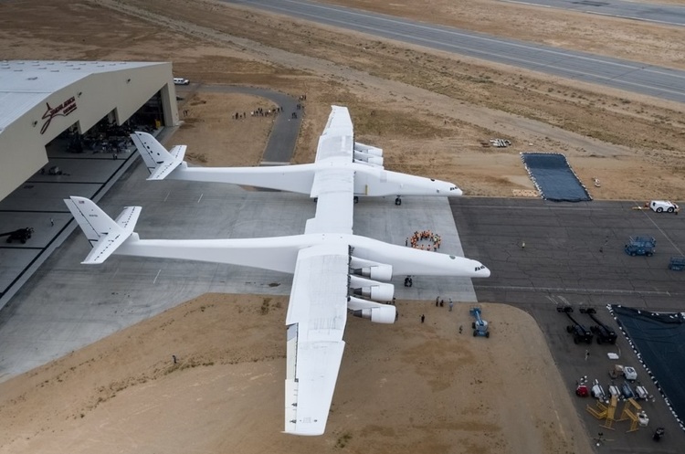 Фото: Stratolaunch Компанія співзасновника Microsoft продає найбільший у світі літак