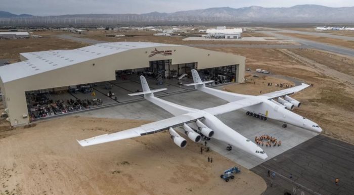 Фото: Stratolaunch Літак з найбільшим у світі розмахом крил виставляють на продаж за $400 млн