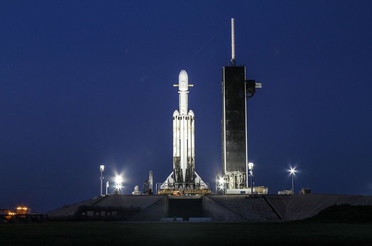 фото SpaceX SpaceX успішно запустила на орбіту Falcon Heavy, але частина першого ступеня розбилася