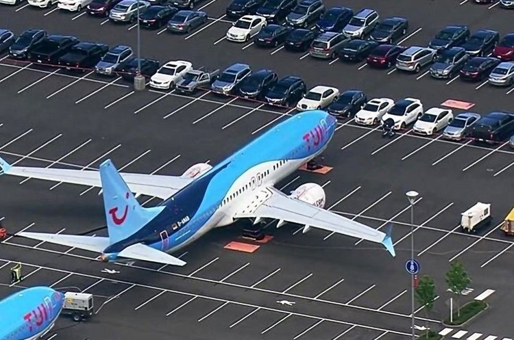 twitter @Airplane_pic Boeing розміщує свої літаки 737 Max на парковці для автомобілів