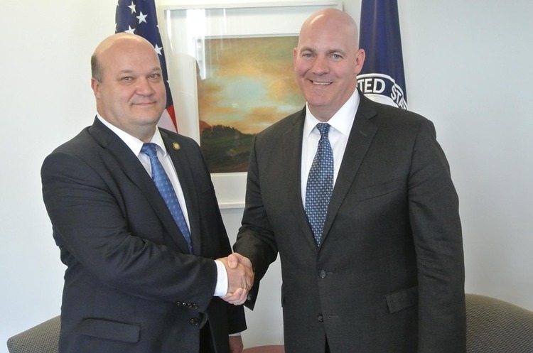 Посол України в США Валерій Чалий, помічник Держсекретаря США з військово-політичних питань Кларк Купер США виділять Україні принаймні $4 млн для покращення захищеності військових складів