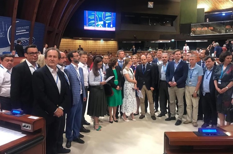 Спільна заява членів делегацій Естонії, Грузії, Латвії, Литви, Польщі, Словаччини та України в ПАРЄ ПАРЄ повернула Росії повноваження, українська делегація покинула Асамблею