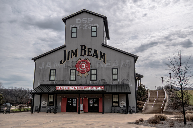 Пожежа знищила понад 7 млн літрів віскі на складах Jim Beam Пожежа знищила понад 7 млн літрів віскі на складах Jim Beam