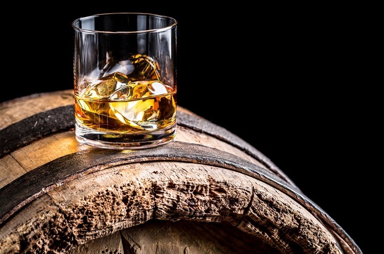 фото Shutterstock В США через удар блискавки згоріли 9 млн літрів віскі Jim Beam