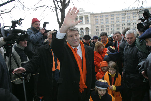 Третій президент України Віктор Ющенко Генпрокуратура звернулася до суду з проханням накласти арешт на все майно Ющенка