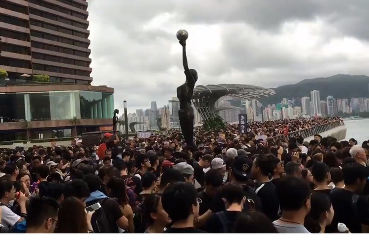 В Гонконгу знову протести: тисячі мітингувальників блокують залізничний вокзал