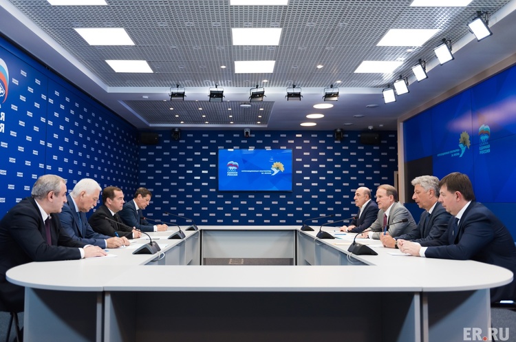 https://er.ru Бойко і Медведчук знову поїхали в Росію на зустріч з прем’єром Медвєдєвим
