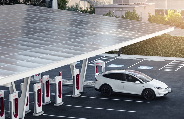 фото https://electrek.co Нова станція Tesla Supercharger V3 заряджає 1500 електромобілів за день