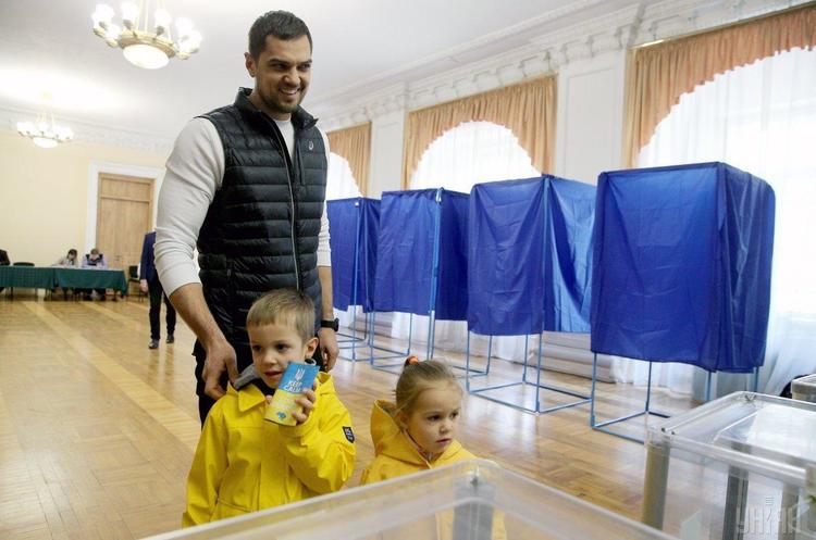 Фото: УНІАН Явка на виборах на 12 годину становила 16,3% – ЦВК