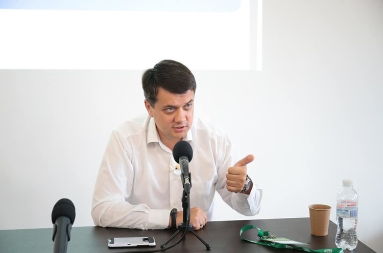 Дмитро Разумков Разумков анонсував закон про позбавлення депутатського мандату за прогули засідань Ради