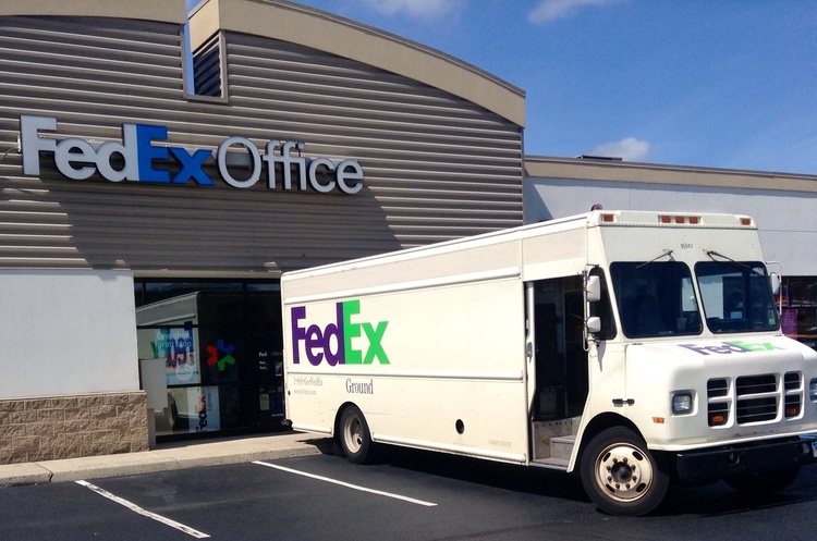 Китай підозрює американську FedEx в умисному затриманні посилок Huawei Китай підозрює американську FedEx в умисному затриманні посилок Huawei