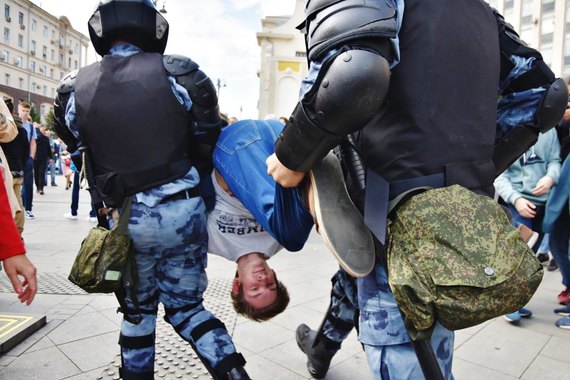 Фото: Анастасия Медведева для ОВД-Инфо На акціях протесту в Москві затримано майже 700 людей