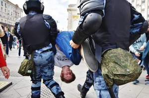 На акціях протесту в Москві затримано майже 700 людей