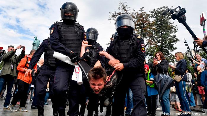 Протести в Росії: понад 800 затриманих та вимкнення інтернету в Москві майже на день Протести в Росії: понад 800 затриманих та вимкнення інтернету в Москві майже на день