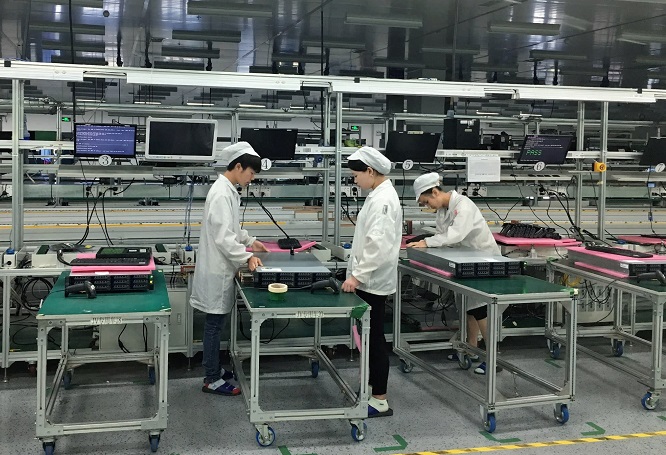 фото Nikkei Asian Review Тайванську Foxconn, партнера Amazon, звинуватили у використанні дитячої праці