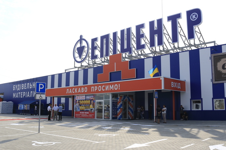 "Епіцентр" у Нововолинську «Епіцентр» відкрив два торговельних центра малого формату на Західній Україні