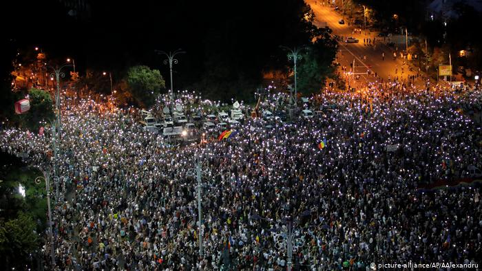 Протести в Румунії: десятки тисяч людей вийшли на вулиці з вимогою відставки уряду Протести в Румунії: десятки тисяч людей вийшли на вулиці з вимогою відставки уряду