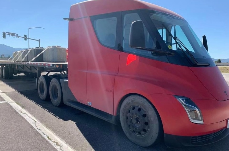 Tesla Semi під час тестування Водії підтвердили, що електровантажівка Tesla Semi проїжджає на одній зарядці 1000 км