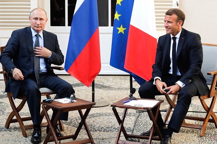 http://kremlin.ru Макрон прийняв у себе Путіна і закликав його допомогти припинити війну на Донбасі