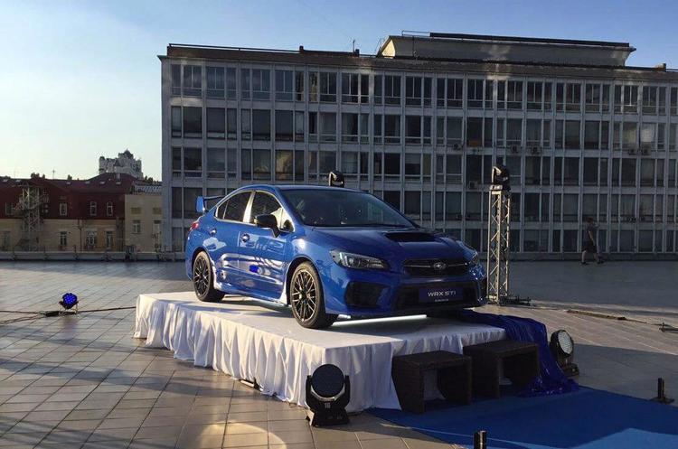 На даху київського ТРЦ презентували «найзлішу» Subaru На даху київського ТРЦ презентували «найзлішу» Subaru