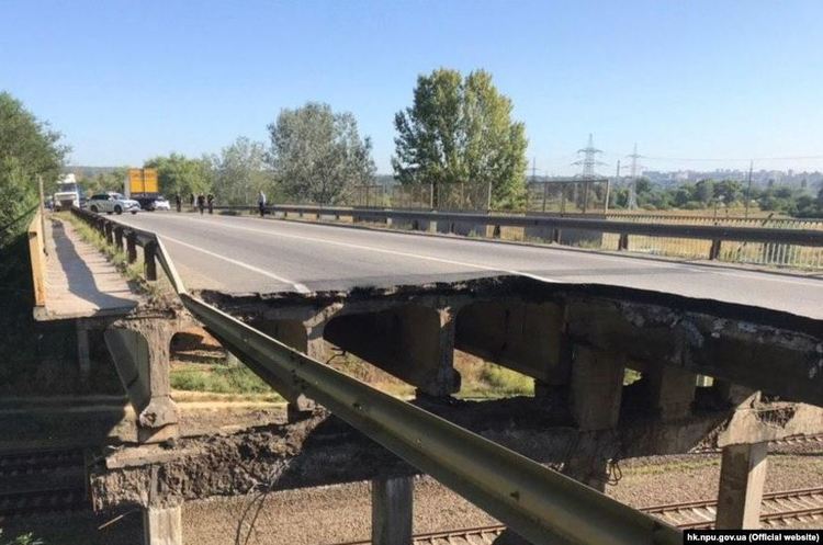В Харкові рухнула частина автомобільного мосту В Харкові рухнула частина автомобільного мосту