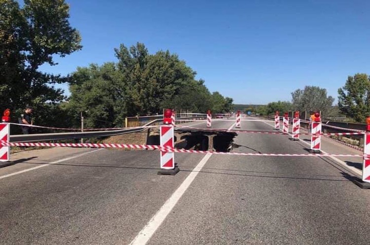 Фото: Укравтодор Укравтодор: міст у Харкові обвалився через перевантажену фуру