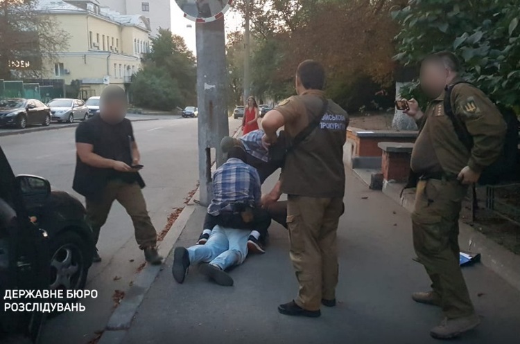 https://dbr.gov.ua У Києві шахраї вимагали $570 тисяч від імені Зеленського за посаду в «Укроборонпромі»