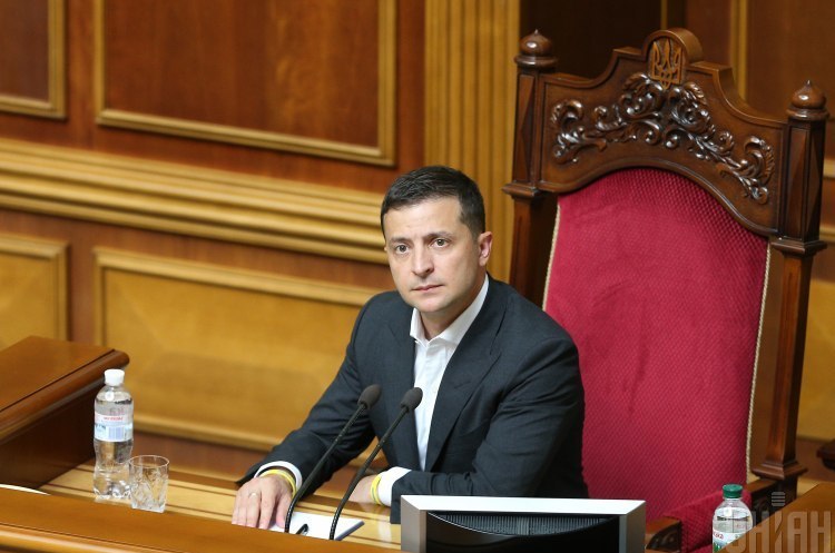 Президент Володимир Зеленський Зеленський доручив ВР легалізувати видобуток бурштину та гральний бізнес до 1 грудня 2019 року