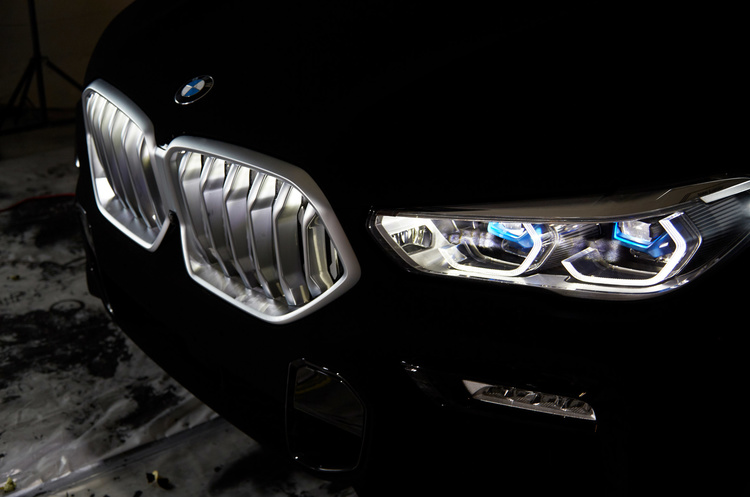 фото dezeen.com/BMW BMW випустила найчорніший у світі автомобіль, який поглинає сонячне світло