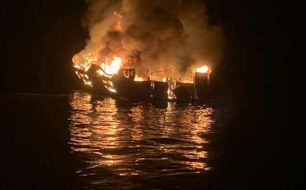 фото Associated Press Пожежа на судні біля берегів Каліфорнії: кількість загиблих зросла до 25 людей