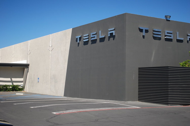 Tesla запускає власне виробництво акумуляторних батарей Tesla запускає власне виробництво акумуляторних батарей