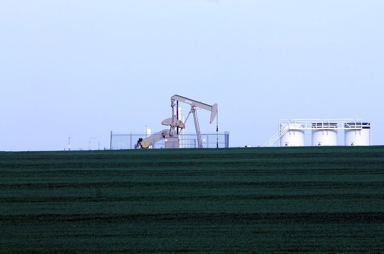 Цены на нефть растут на фоне сильного падения запасов нефти в США Цены на нефть растут на фоне сильного падения запасов нефти в США