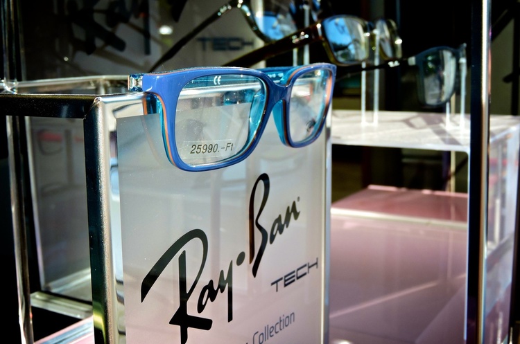 Facebook залучила Ray-Ban до роботи над розумними окулярами Orion Facebook залучила Ray-Ban до роботи над розумними окулярами Orion