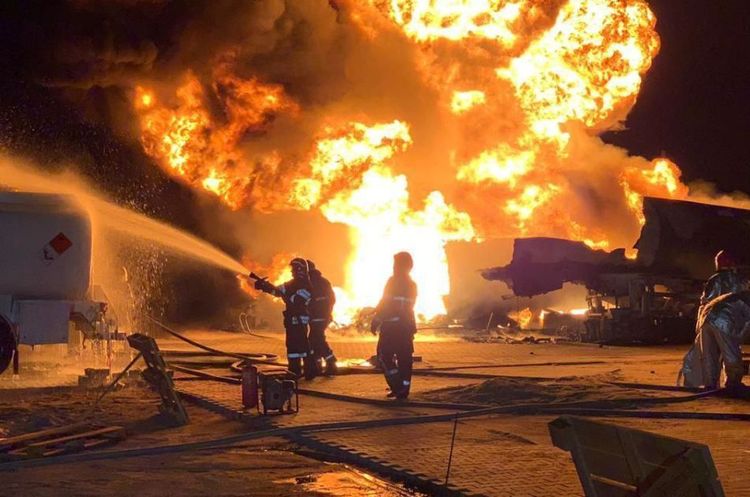 У Києві горять та вибухають автоцистерни із пальним на нафтобазі У Києві горять та вибухають автоцистерни із пальним на нафтобазі