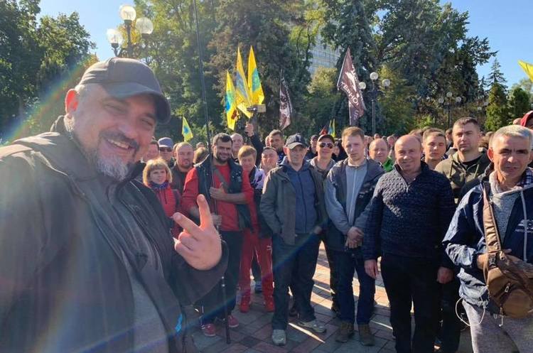 Голова ГО «Авто Євро Сила» Олег Ярошевич та інші учасники акції протесту під парламентом 2 жовтня 2019 року Відтермінування не для всіх: які штрафи загрожують «евробляхерам»