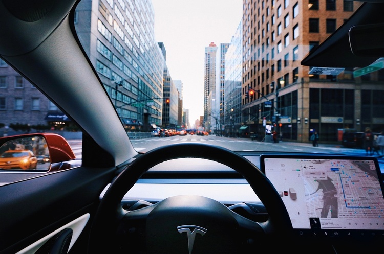 Tesla оголосила про рекордні поставки своїх електрокарів у третьому кварталі
