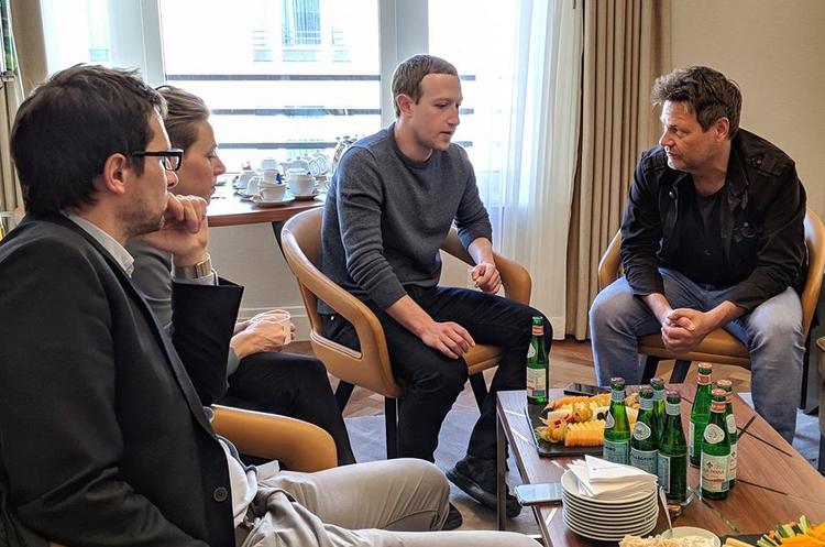 фото Facebook Mark Zuckerberg Цукерберг: «Ніхто не заслуговує на те, щоб бути мільярдером»