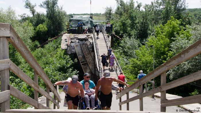 На мосту біля Станиці Луганської відкрили тимчасовий перехід На мосту біля Станиці Луганської відкрили тимчасовий перехід