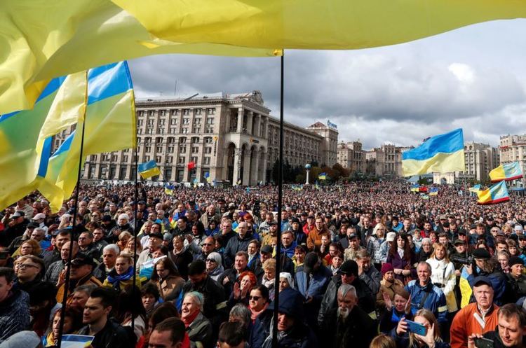 Фото: REUTERS У Києві на майдані Незалежності більше 10 000 осіб беруть участь в акції «Зупинимо капітуляцію!»