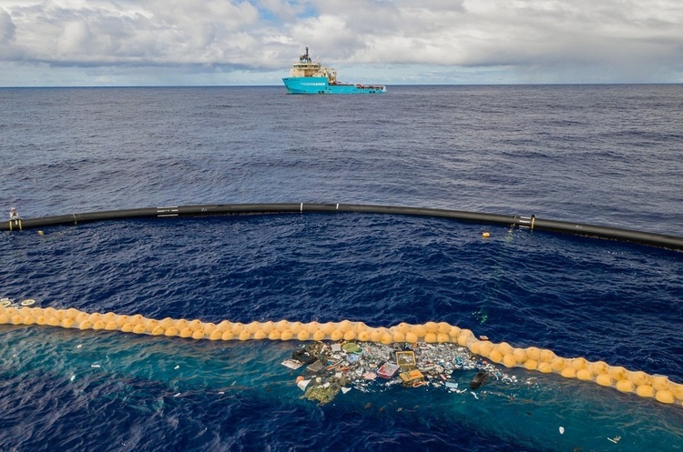 https://theoceancleanup.com Система збору пластику з океану The Ocean Cleanup почала ефективно працювати (ВІДЕО)