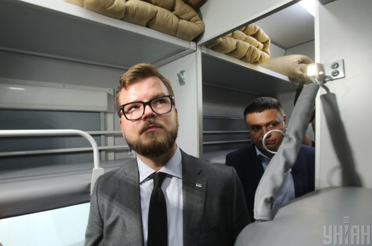 Голова правління УЗ Євген Кравцов та член правління УЗ Марчін Целеєвський під час інспекції першого плацкартного вагона, оновленого капітально-відновлювальним ремонтом Інновації на рейках: чи наздожене «Укрзалізниця» ЄС і Азію