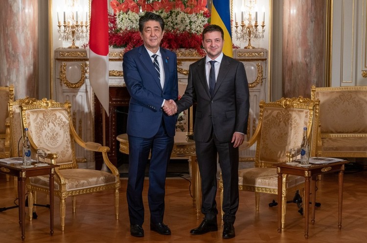 Президент Володимир Зеленський та прем'єр-міністр Японії Сіндзо Абе Обсяг інвестицій Японії в розвиток інфраструктури України за п’ять років сягнув $1,8 млрд – Зеленський