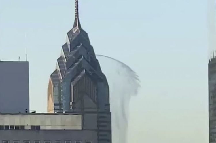 У Філадельфії з хмарочоса забив гігантський фонтан