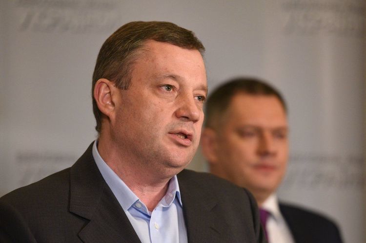 Депутат Верховної Ради IX скликання Ярослав Дубневич Після оголошення підозри Дубневич переписав підконтрольну йому фірму на свого сина - САП